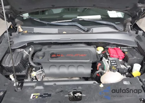 2019 Jeep Compass Latitude 4X4 z USA, uszkodzony, nr VIN 3C4NJDBBXKT733963